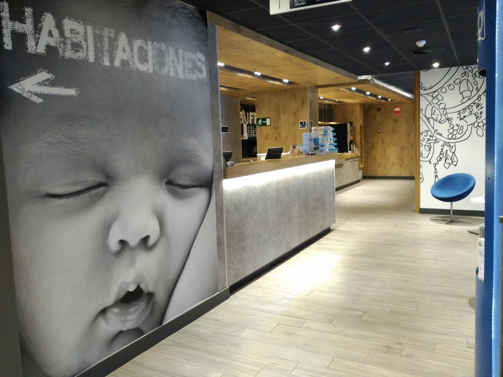 Ibis Budget Valencia Aeropuerto Manises Exterior photo